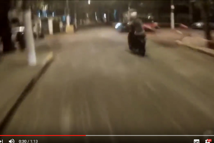 Motociclista filma momento em que moto bate em carro 
