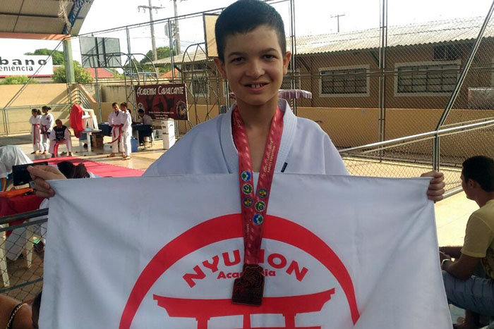 Adolescente usa o karatê para superar deficiência em Ouro Preto do Oeste