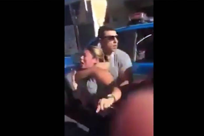 Major da PM dá gravata e arrasta mulher durante protesto no Rio