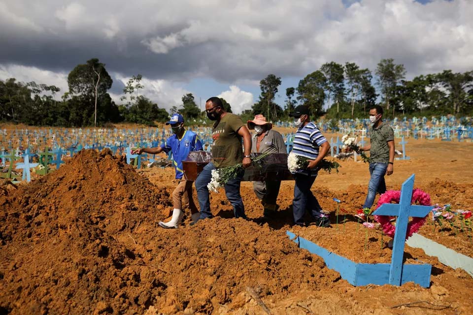 Mortes por Covid-19 no Brasil aumentaram 64% de novembro para dezembro