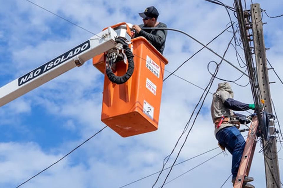 Bairro Industrial recebe ações de limpeza urbana e implantação de luminárias LED