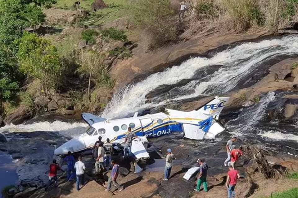VÍDEO - Suposto avião onde estaria cantora Marília Mendonça cai em Minas Gerais