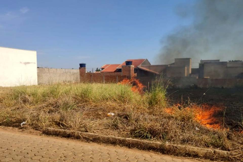 Prefeitura notifica e poderá multar em R$ 717,00 proprietário de terreno incendiado