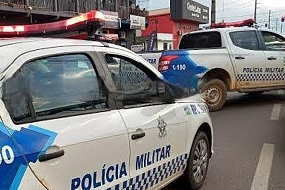 Policial tem arma roubada ao chegar em barbearia na zona Sul