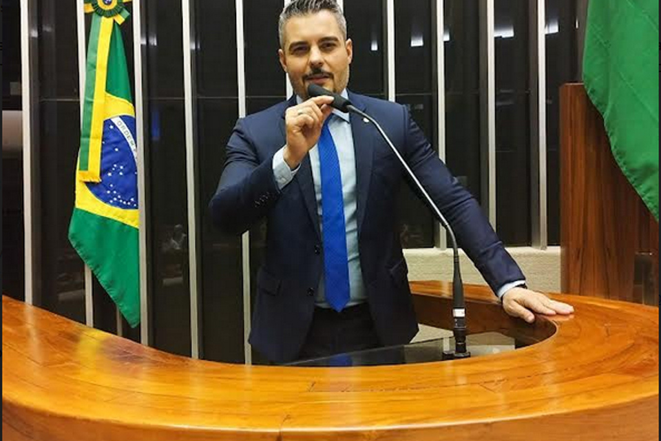 Deputado Thiago Flores comemora aprovação de projeto para beneficiar estudantes do ensino médio 