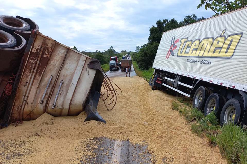 Semirreboque de carreta se desprende e tomba na BR-364