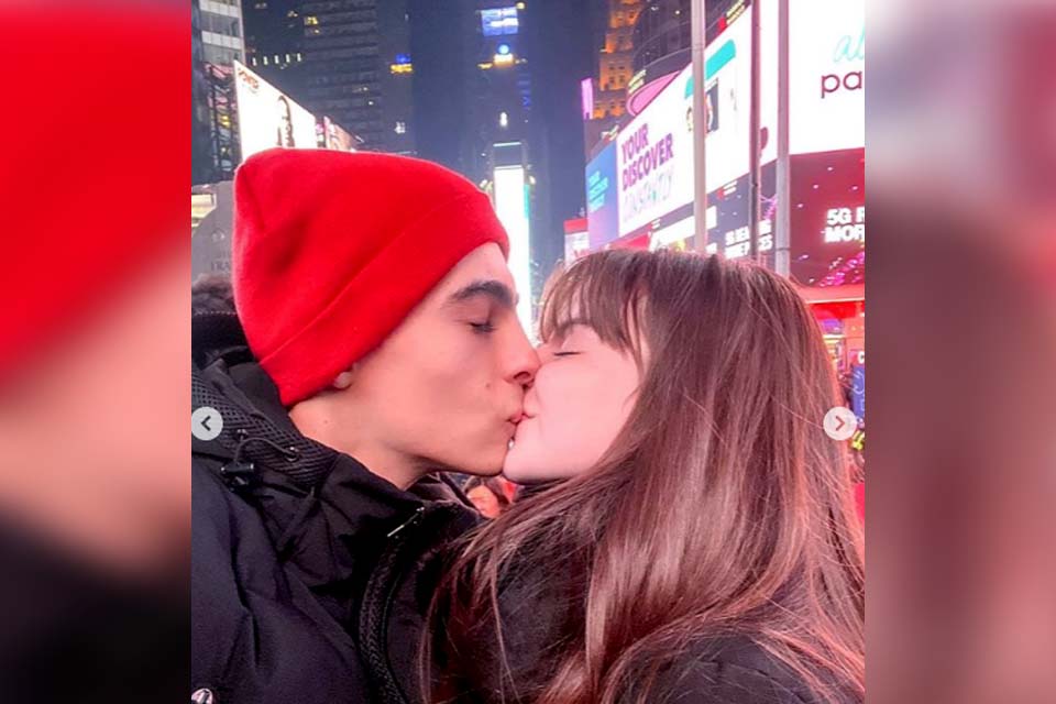 Sophia Valverde posta 1ª foto beijando namorado e empolga fãs: 'Finalmente!'