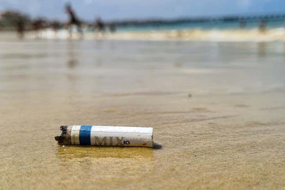 Projeto de lei quer proibir cigarros em praias brasileiras com certificação ambiental