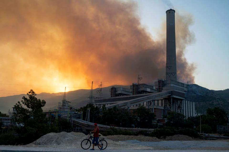 Incêndios ameaçam termelétrica na Turquia e assolam a Grécia