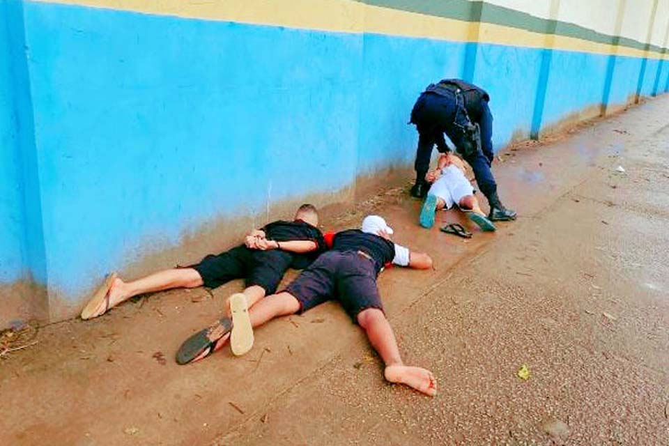 Três jovens são detidos na frente de escola com arma caseira 