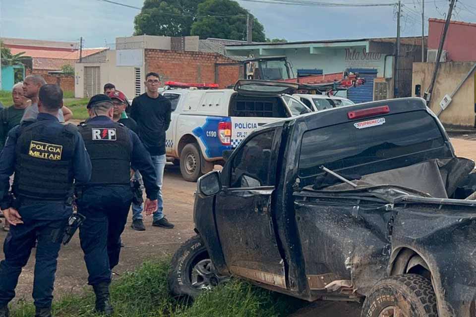 Homem embriagado é preso após bater carro e derrubar poste na zona leste