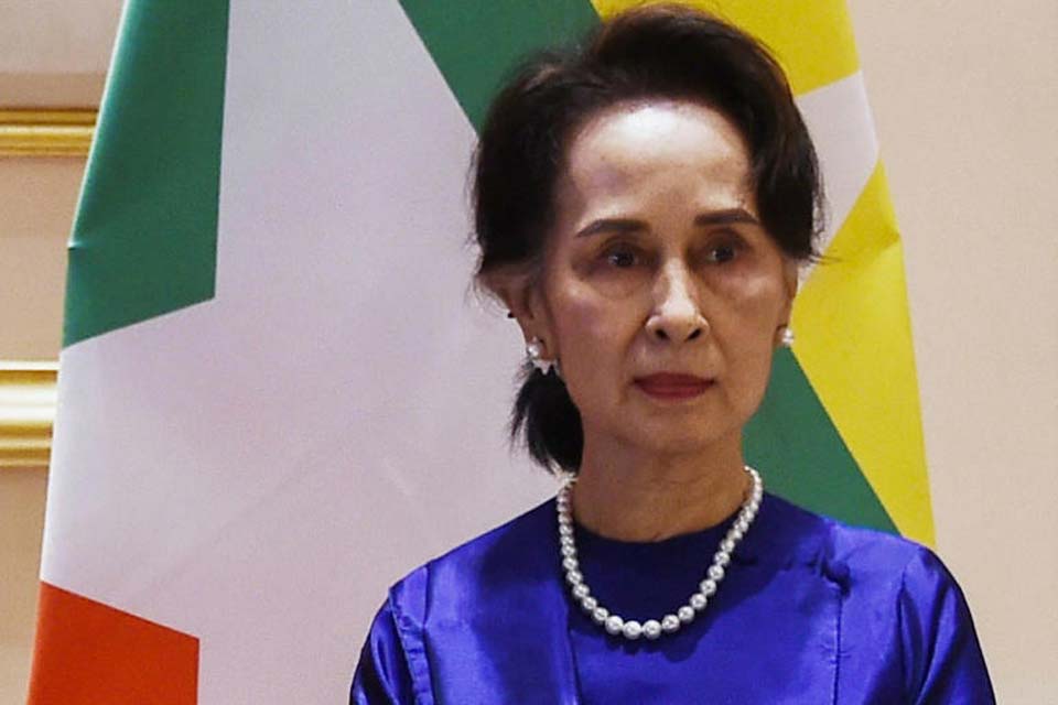 Ex-líder birmanesa Aung San Suu Kyi condenada a 3 anos de prisão por fraude eleitoral