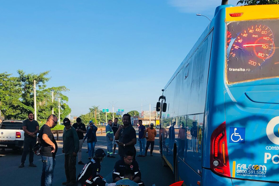 Passageira de moto morre esmagada por ônibus durante acidente com cinco veículos