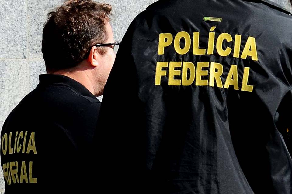 PF prende investigados por roubo a carros dos Correios no Rio