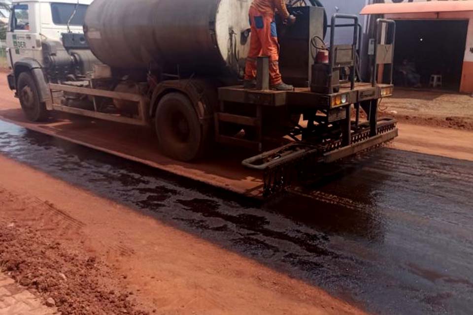 Avenida São Paulo recebe a imprimação asfáltica no bairro Beira; obra é realizada em parceria com Estado