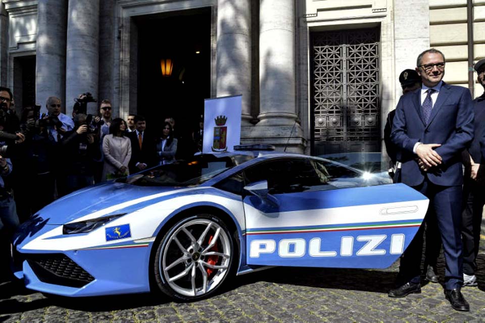 Polícia da Itália atravessa país de Lamborghini para entregar dois rins