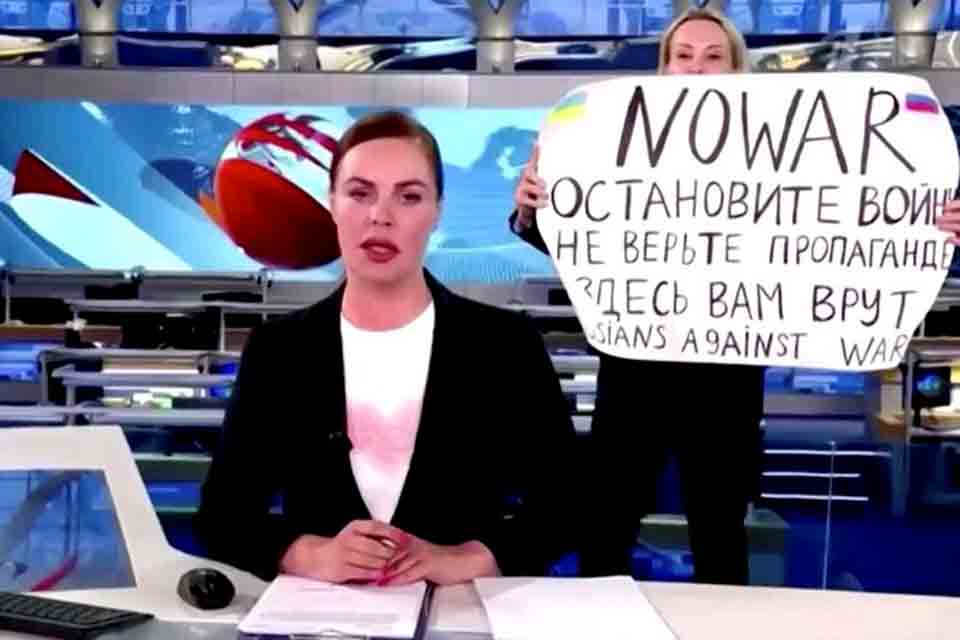 Kremlin chama protesto antiguerra na TV estatal de 