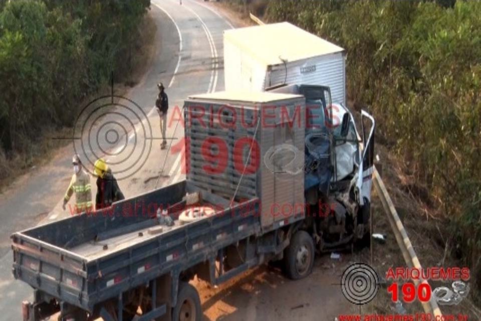  Caminhões ficam destruídos após colisão frontal na BR-364 