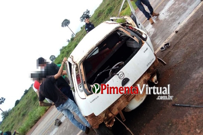 Carro capota e três pessoas ficam feridas na RO-387 em Espigão do Oeste