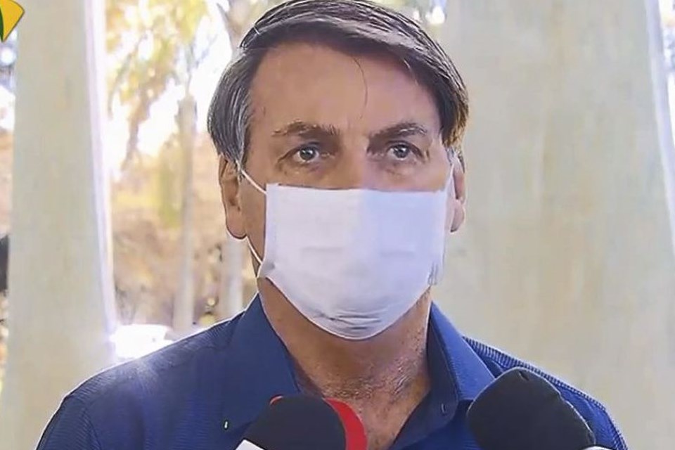 Bolsonaro sanciona lei que prioriza teste para profissional essencial