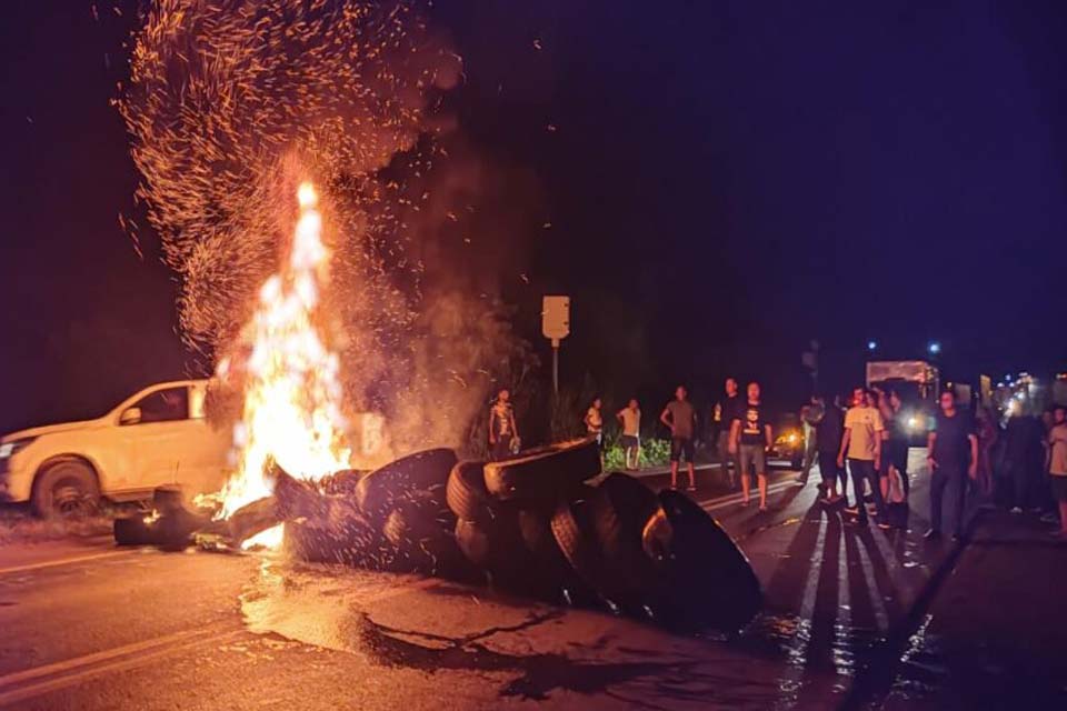 Após perder as eleições, Bolsonaristas fecham trechos da BR-364 em Rondônia