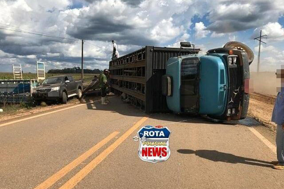 Caminhão boiadeiro tombe na BR-435 entre Vilhena e Colorado