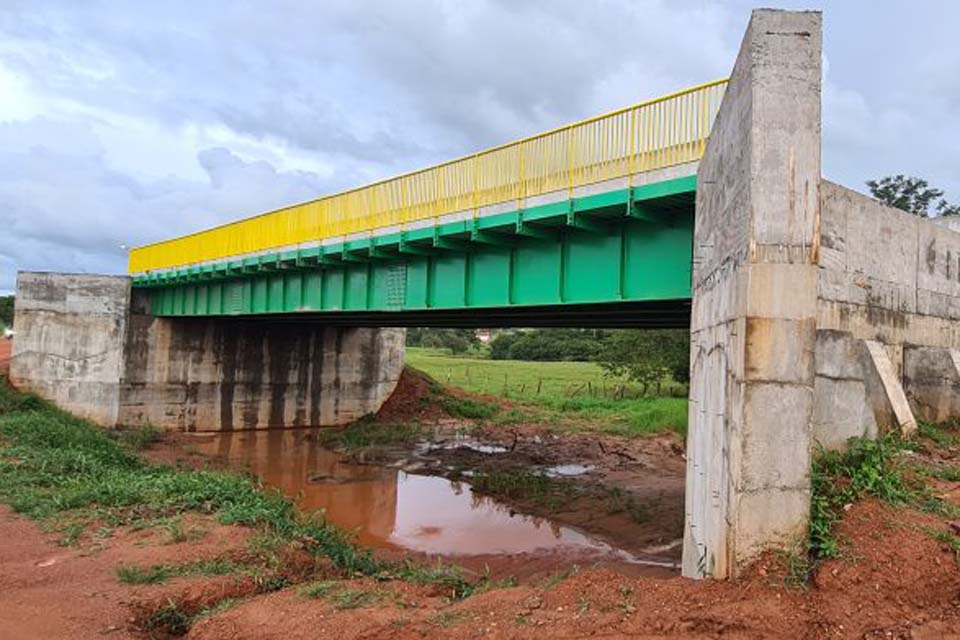 Obra da construção da ponte de aço e concreto sobre o rio Ararinha na RO-495, é fiscalizada