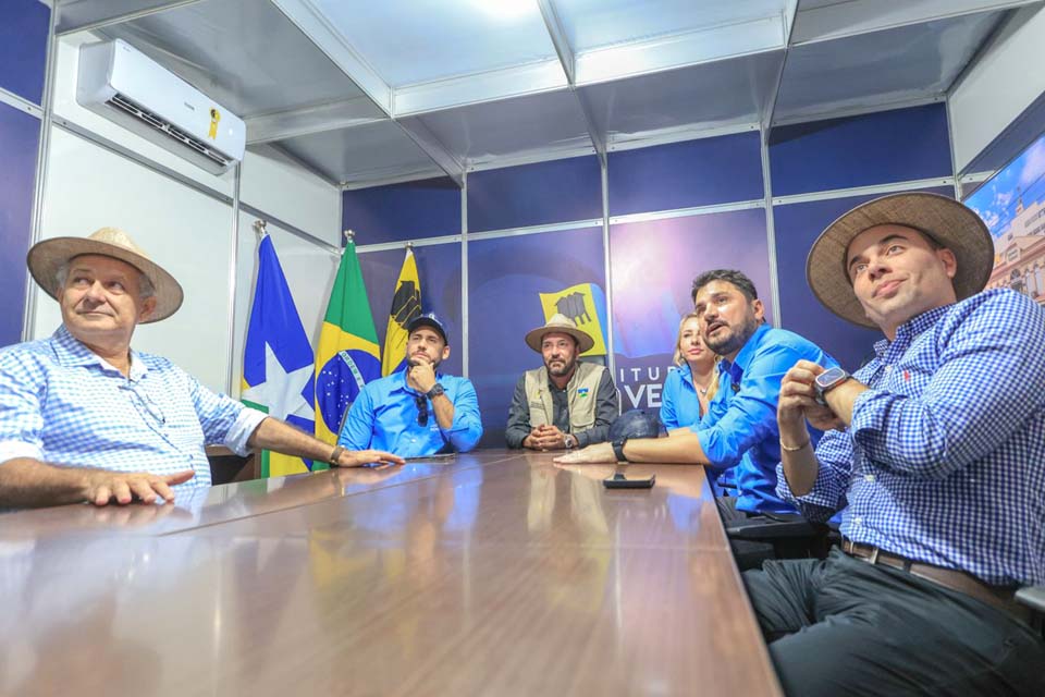 Hildon Chaves prestigia lançamento do stand da ALE-RO na RRShow 2023Prefeito discutiu com deputados investimentos no setor agropecuário