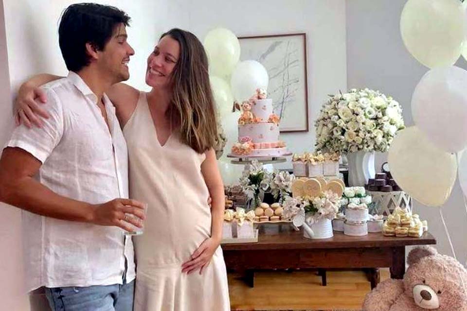 Nathalia Dill compartilha chá de bebê da filha Eva ao lado do marido