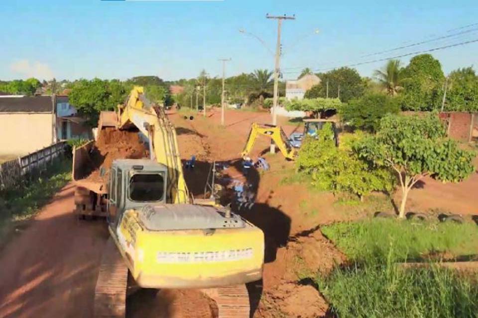 Secretário de Obras inicia ações de limpeza e melhoramento do trafego no bairro Beira Rio