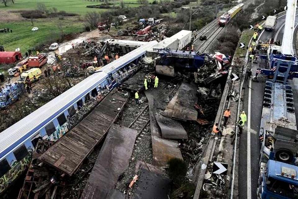 Aumenta para 57 o número de mortos no acidente ferroviário mais grave da história da Grécia