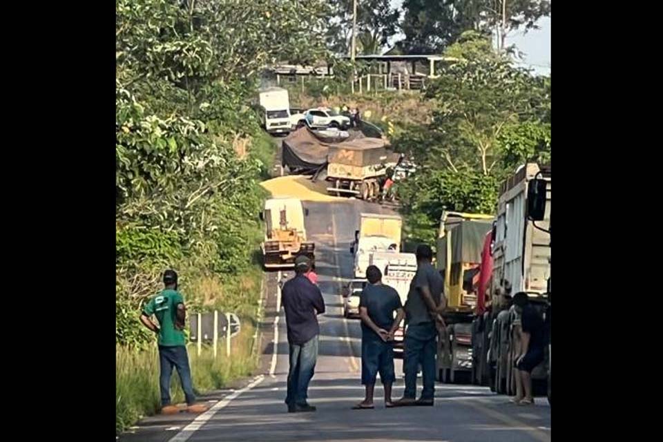 Carreta tomba em curva da BR 435 entre Cerejeiras e Colorado do Oeste