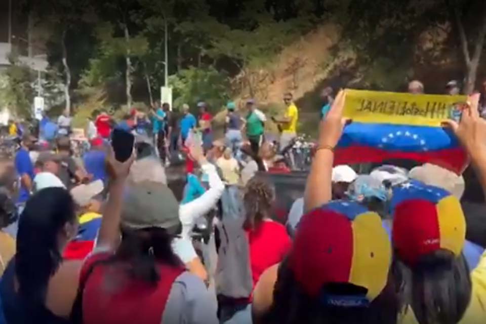 Venezuelanos protestam contra Maduro em Caracas um dia antes de posse para novo mandato