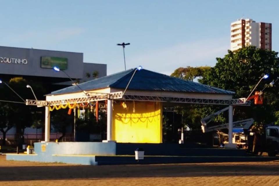 Prefeitura de Porto Velho instala iluminação especial em praça do centro