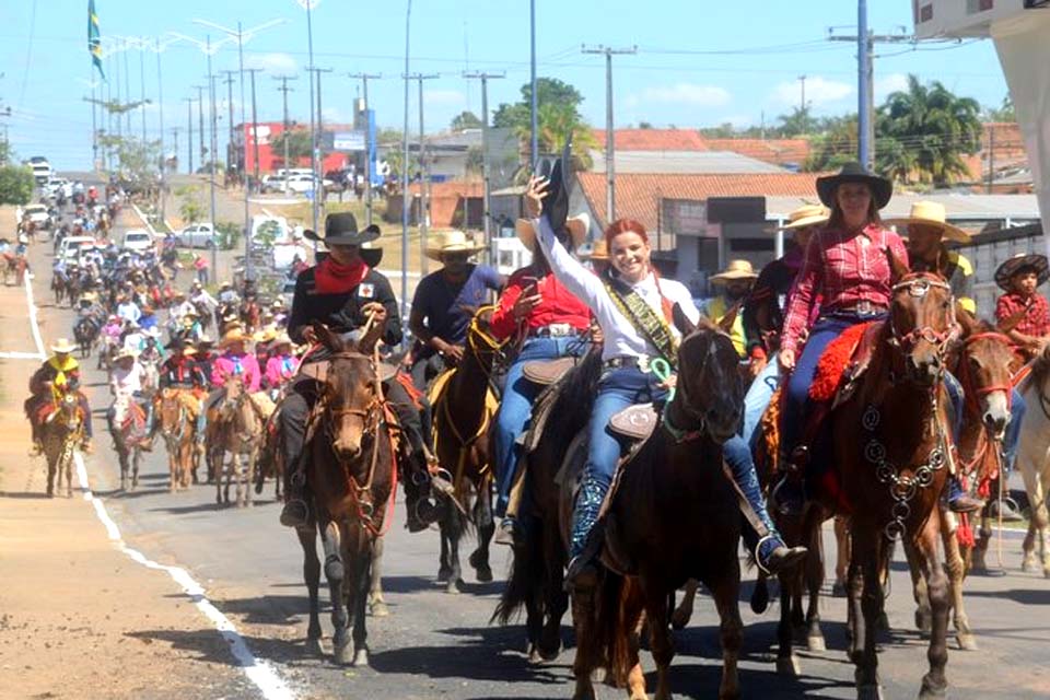 Cavalgada da 4ª Expotheo percorreu as principais avenidas da cidade até no Parque de Exposição