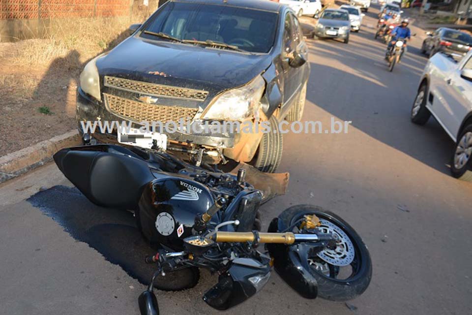 Motociclista fica ferido após colidir de frente com veículo parado