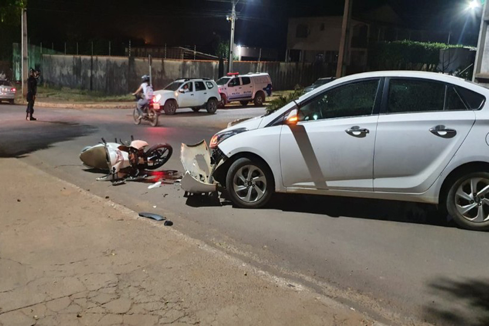 Colisão entre carro e moto deixa motociclista ferido em Jaru