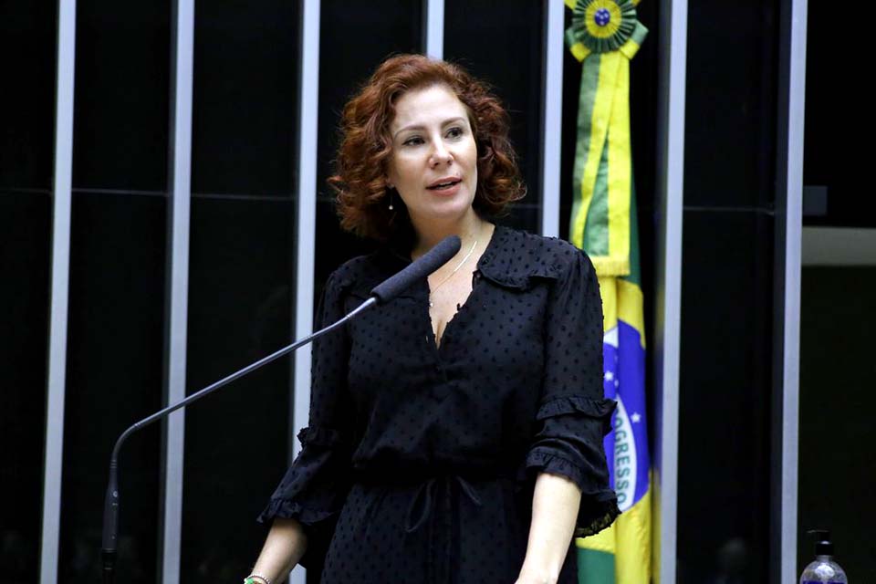 Ministro do TSE envia para São Paulo ação contra Carla Zambelli