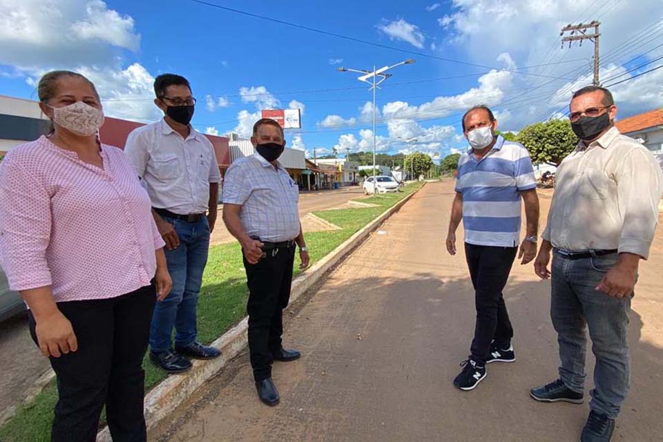 Deputado Estadual Laerte Gomes entrega iluminação pública no centro de Cacaulândia