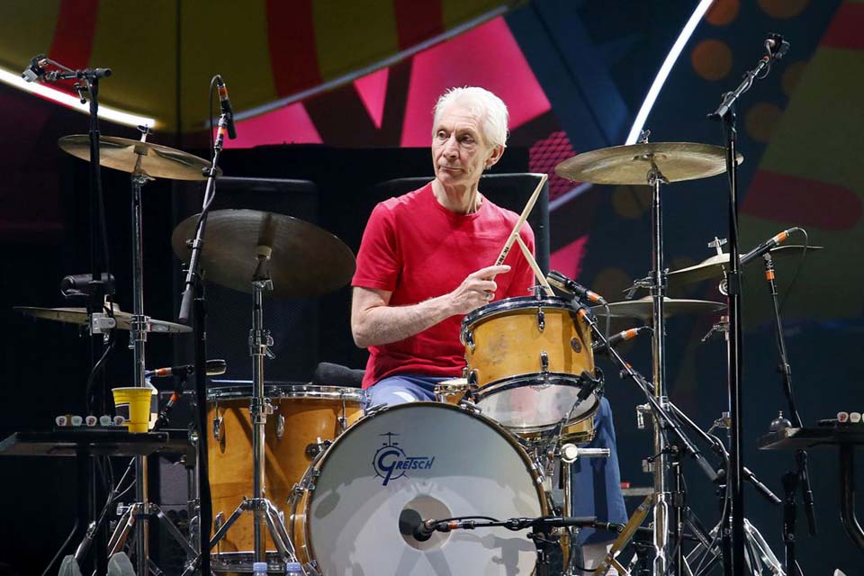 Charlie Watts, baterista dos Rolling Stones, morre aos 80 anos