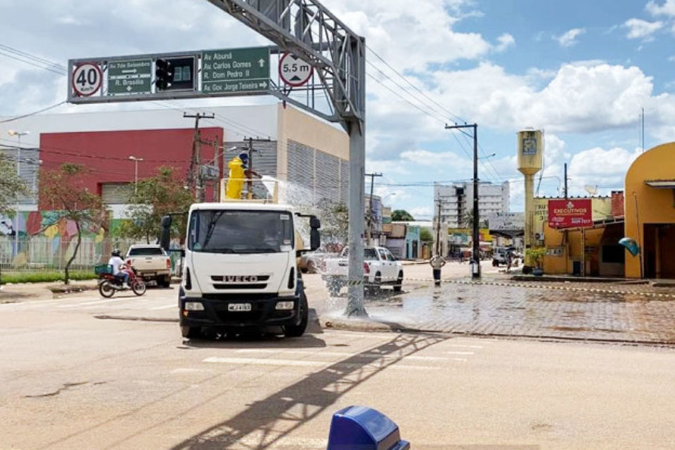 Mercados municipais e pontos de ônibus são lavados em prevenção ao coronavírus