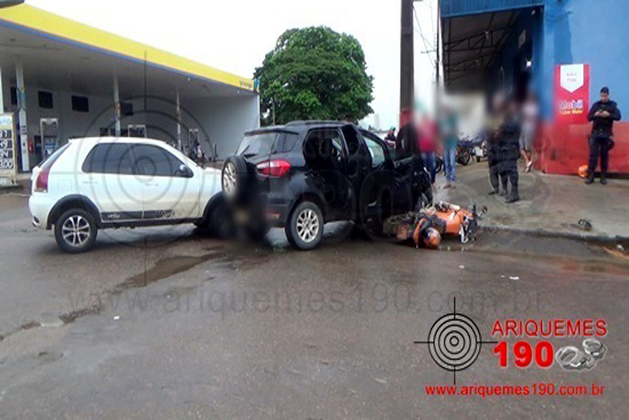 Grave acidente envolvendo dois carros e uma moto em Ariquemes