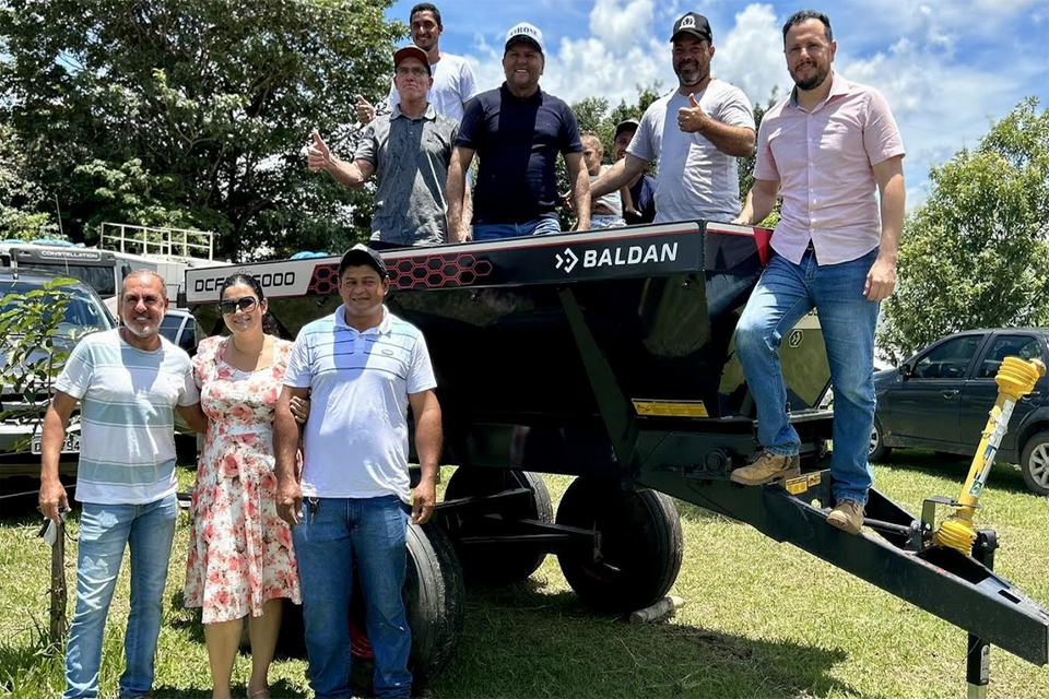 Deputado Cirone Deiró fez entrega de implementos agrícolas nos municípios do Cone Sul 