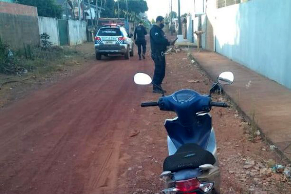 Mulher tem moto roubada por dois bandidos armados em Rolim de Moura