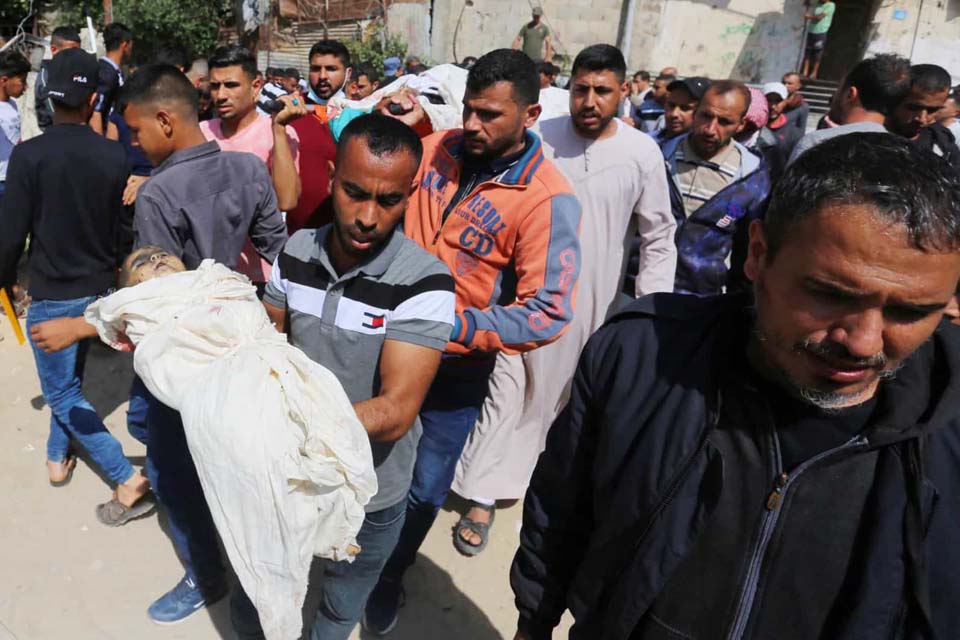 Em plena pandemia, hospitais de Gaza lidam agora com feridos em ataques