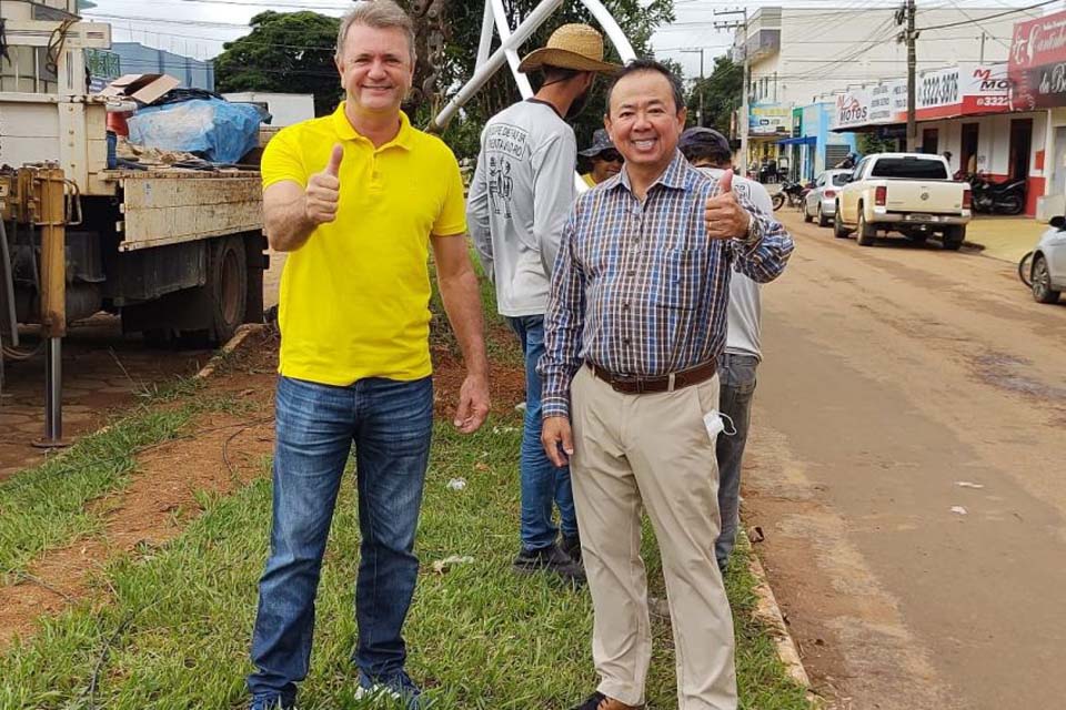 Instalação de LED na avenida Paraná avança: obra é custeada com emenda do deputado Luizinho Goebel