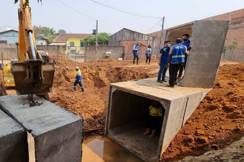 Prefeitura instala galeria pré-moldada com aduelas de concreto armado na Rua Raposo Tavares no setor 6