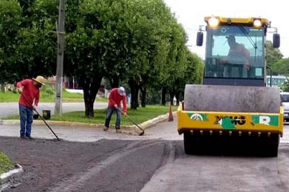 Avenida Canaã do Setor 2 recebe operação tapa-buracos; trabalho é realizado com asfalto usinado