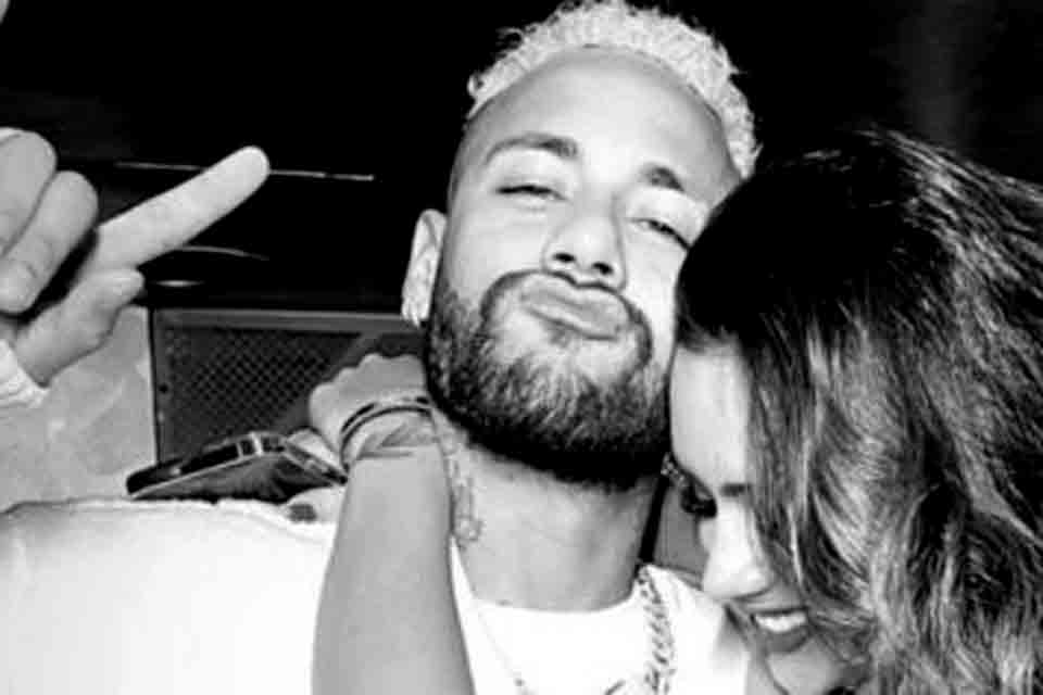 Neymar e Bruna Biancardi posam coladinhos em clima de romance