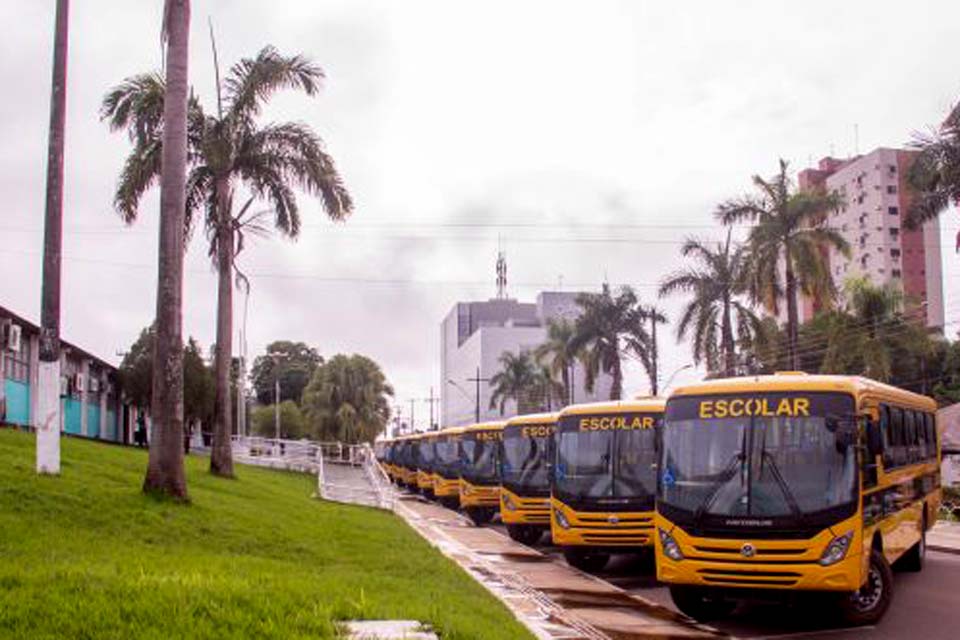 Prefeitura adquire 12 ônibus escolas com recursos próprios e pretende comprar mais 20 unidades